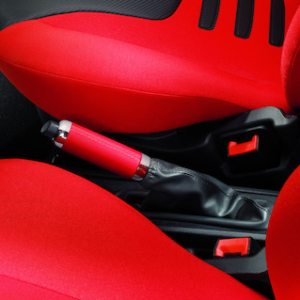 Rdeč pokrov ročne zavore s sijočim kromiranim zaključkom